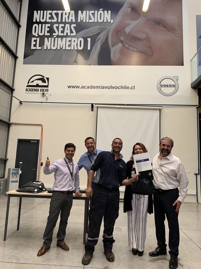 Entregando un certificado al equipo