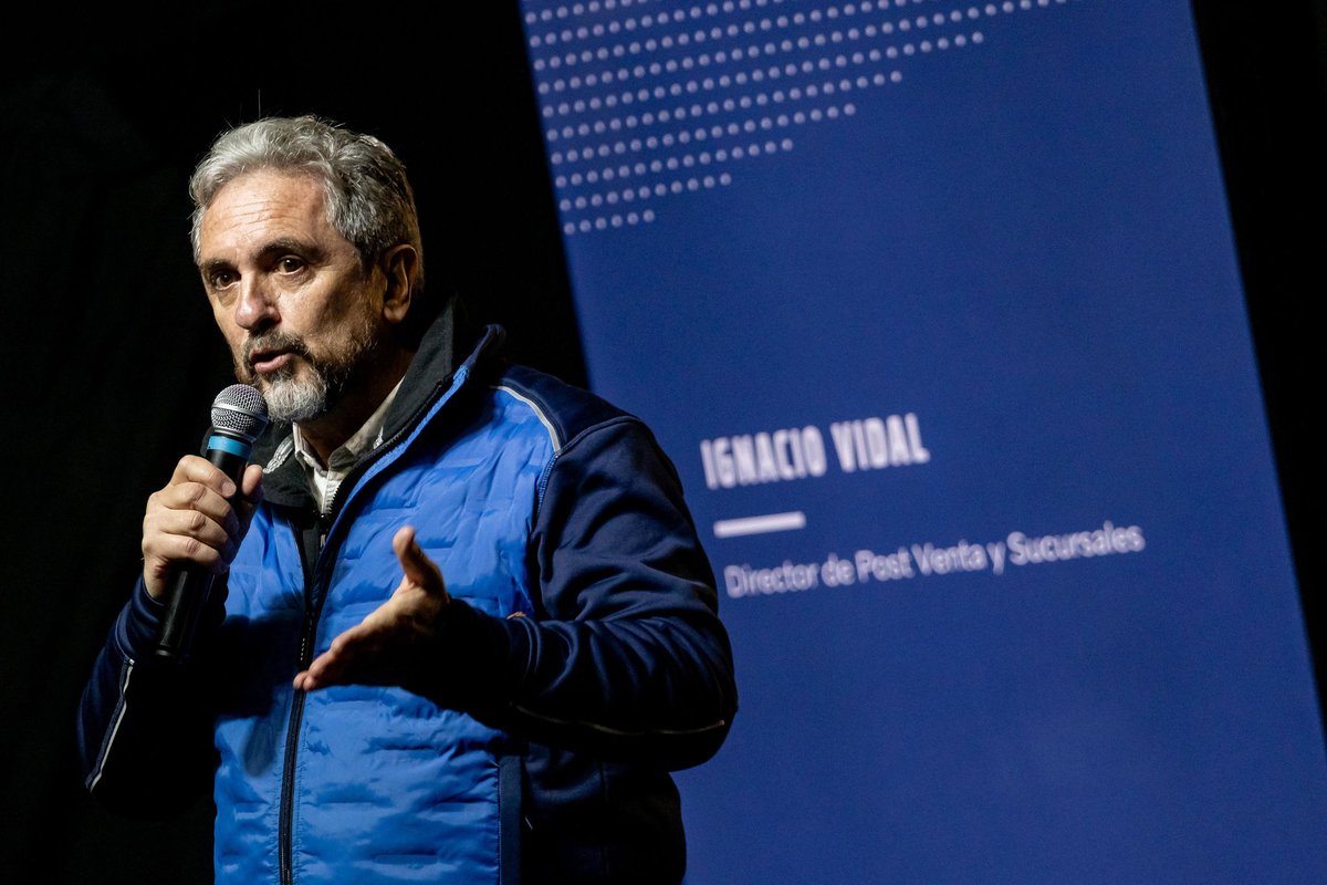 Nacho Vidal hablando con micrófono en Volvo Day Iquique