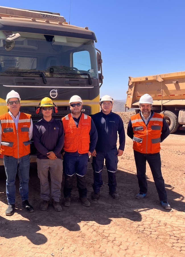 Nacho Vidal en terreno con equipo y vehículos Volvo